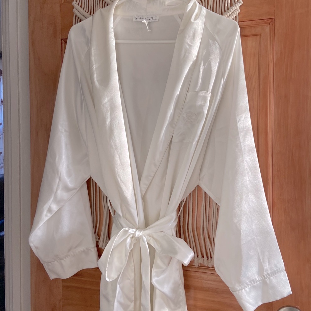 SOLD✌🏼Oscar De La Renta vintage silky white robe